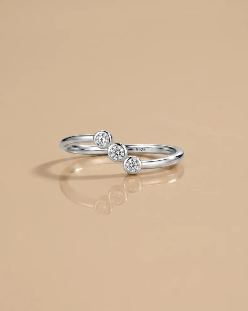 925 Silver Band Ring with Triple White Cubic Zirconia US 7, 0.0040 kg